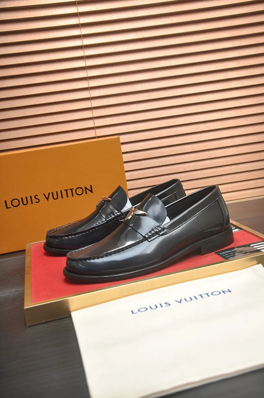Men's men's shoes 💰560💶 [LV] (original single cowhide lining) 🍀LV's latest genuine leather business suit shoes are launched simultaneously on the official website. The first-layer cowhide imported from Italy is made of heavy gold, 💥1:1 rubber outsole from the official website. Versatile to wear, high-end without losing class, and the color combination is extraordinary. This four-season style is alluring when worn on your feet, showing off your big-name flair. Standard code 38-44 (45 customized)